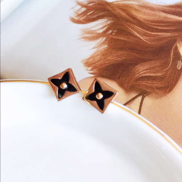 2/$20🔥Rose gold titanium steel clover stud earrings - Picture 2 of 2